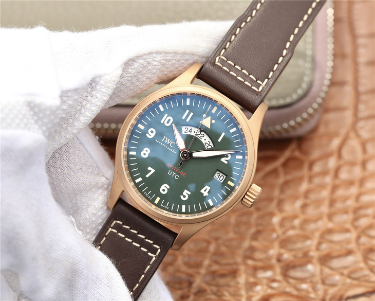Đánh giá mẫu đồng hồ IWC Pilot UTC Spitfire MJ271 Super Fake với mặt số xanh lá cây