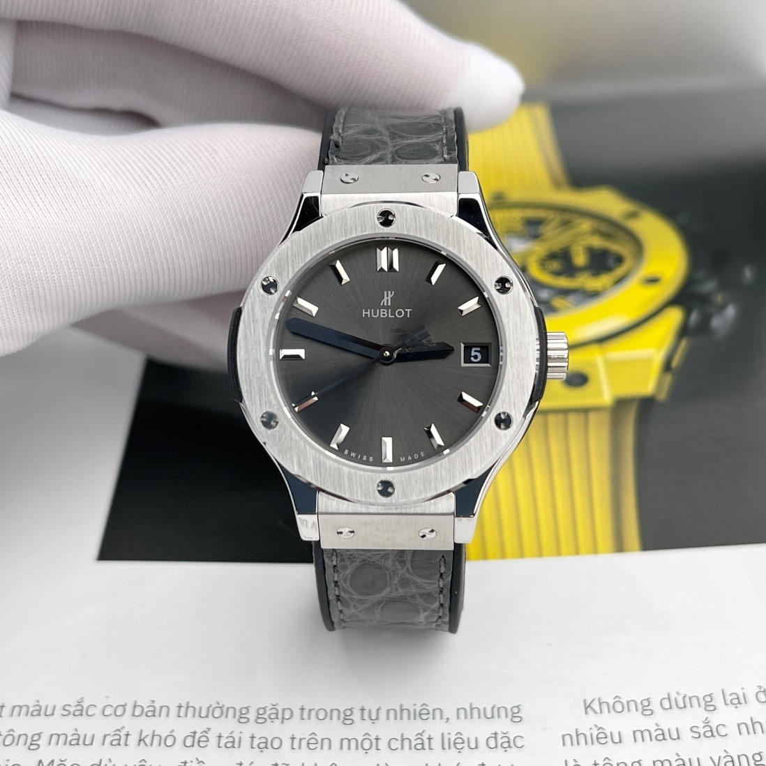 Đồng hồ Hublot Classic Fusion kết hợp 2 tone màu đen và xám ấn tượng