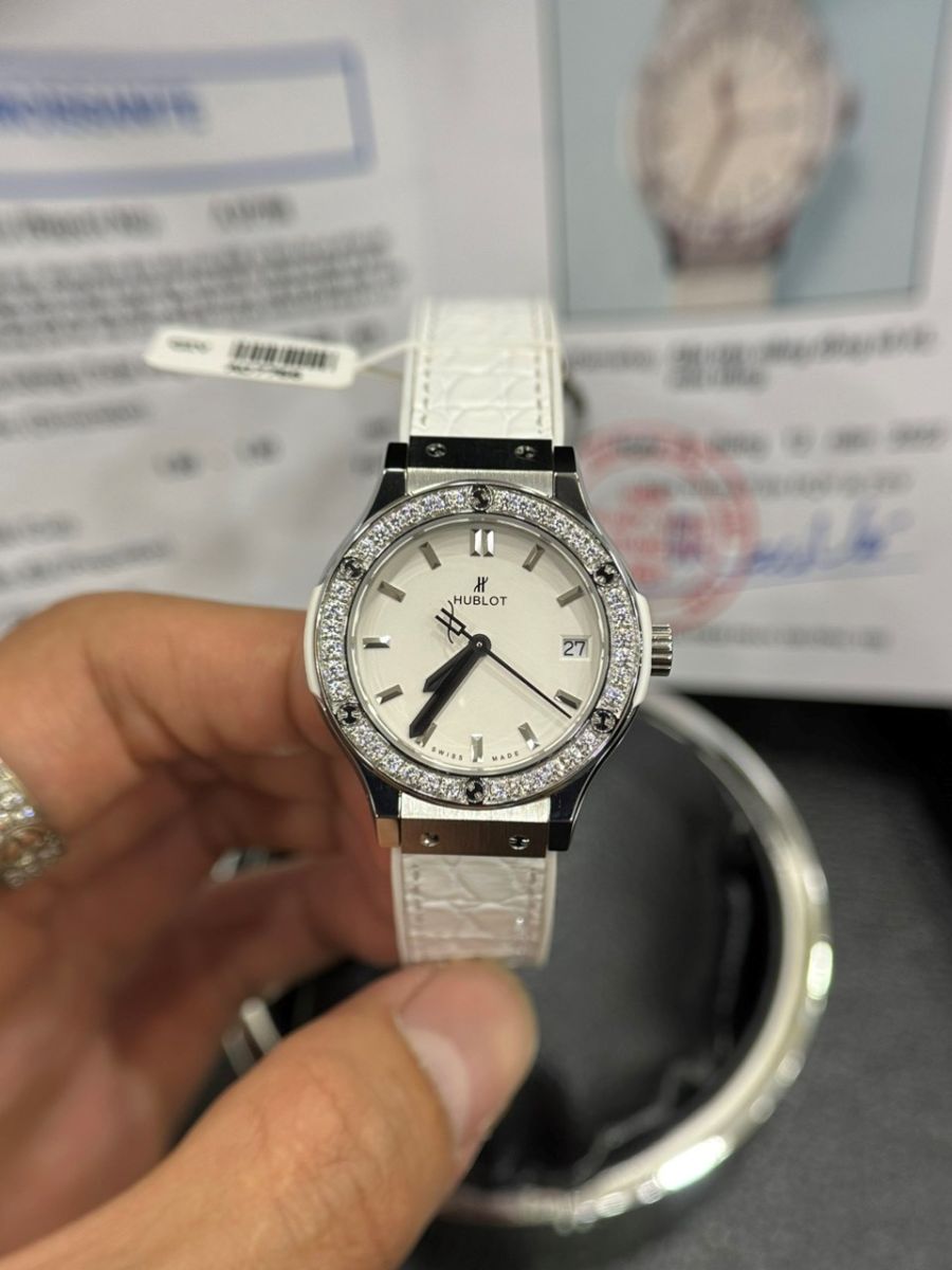 Đồng Hồ Hublot Classic Fusion Nữ  với màu trắng tinh khôi, đẹp mắt 