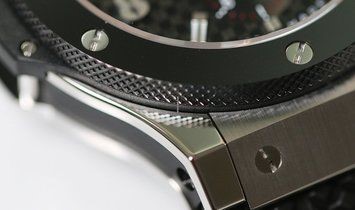 Vỏ khung đen của đồng hồ trên nền thép bạc tương phản nổi bật
