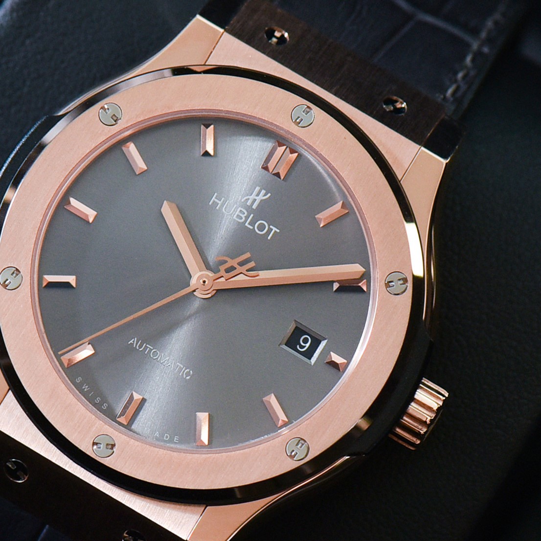 Chiếc đồng hồ Hublot fake King Gold với thiết kế đơn giản, dễ dàng phối với quần áo