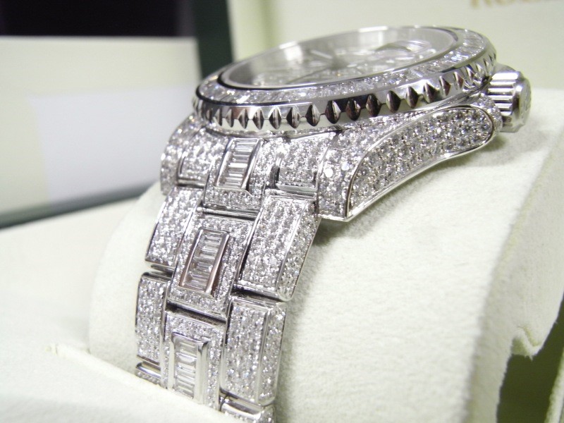 Đồng hồ nam đính kim cương nhân tạo đầy lịch lãm