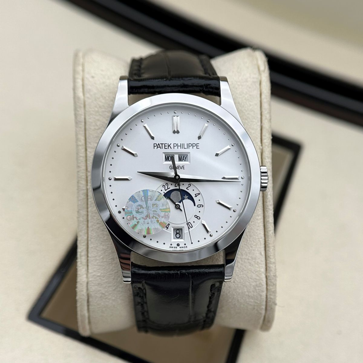 Vẻ đẹp truyền thống của chiếc Đồng Hồ Patek Philippe Complication 5396R-011 Siêu Cấp
