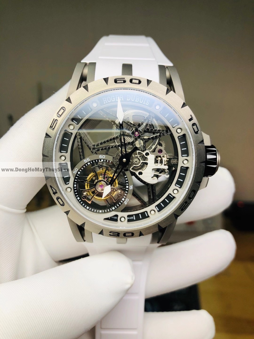 Đồng hồ Roger Dubuis fake giá rẻ nên chọn loại nào