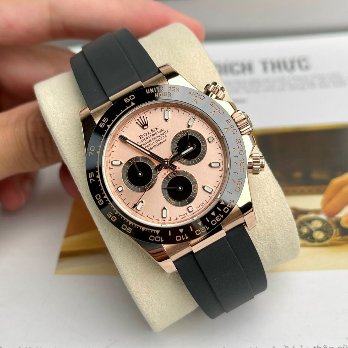 Vẻ đẹp riêng của mặt số Đồng Hồ Rolex Cosmograph Daytona 116515LN Mặt Số Hồng Siêu Cấp