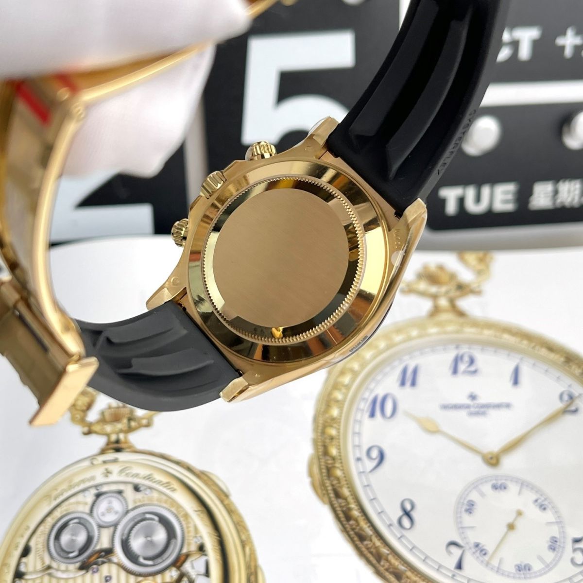 Màu sắc giữa các chi tiết cỗ máy được phối hài hòa