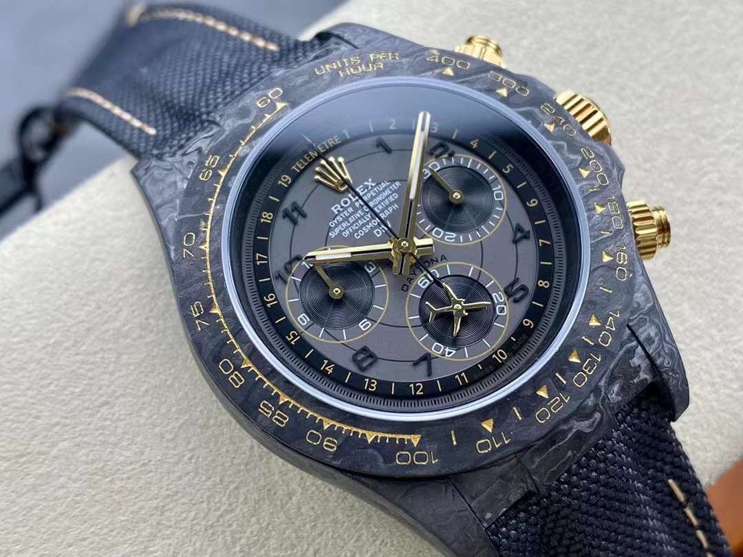 Mặt số cỗ máy thiết kế mang phong cách riêng