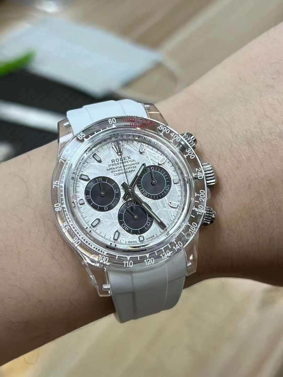 Đeo Đồng Hồ Rolex Cosmograph Daytona Vỏ Nhựa Cao Cấp Super Fake toát lên vẻ đẹp riêng