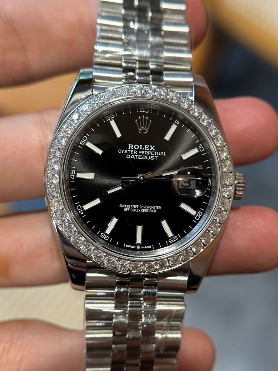 Vẻ đẹp của Đồng Hồ Rolex Datejust 126284 Mặt Số Đen Viền Kim Cương Moissanite Fake 1:1