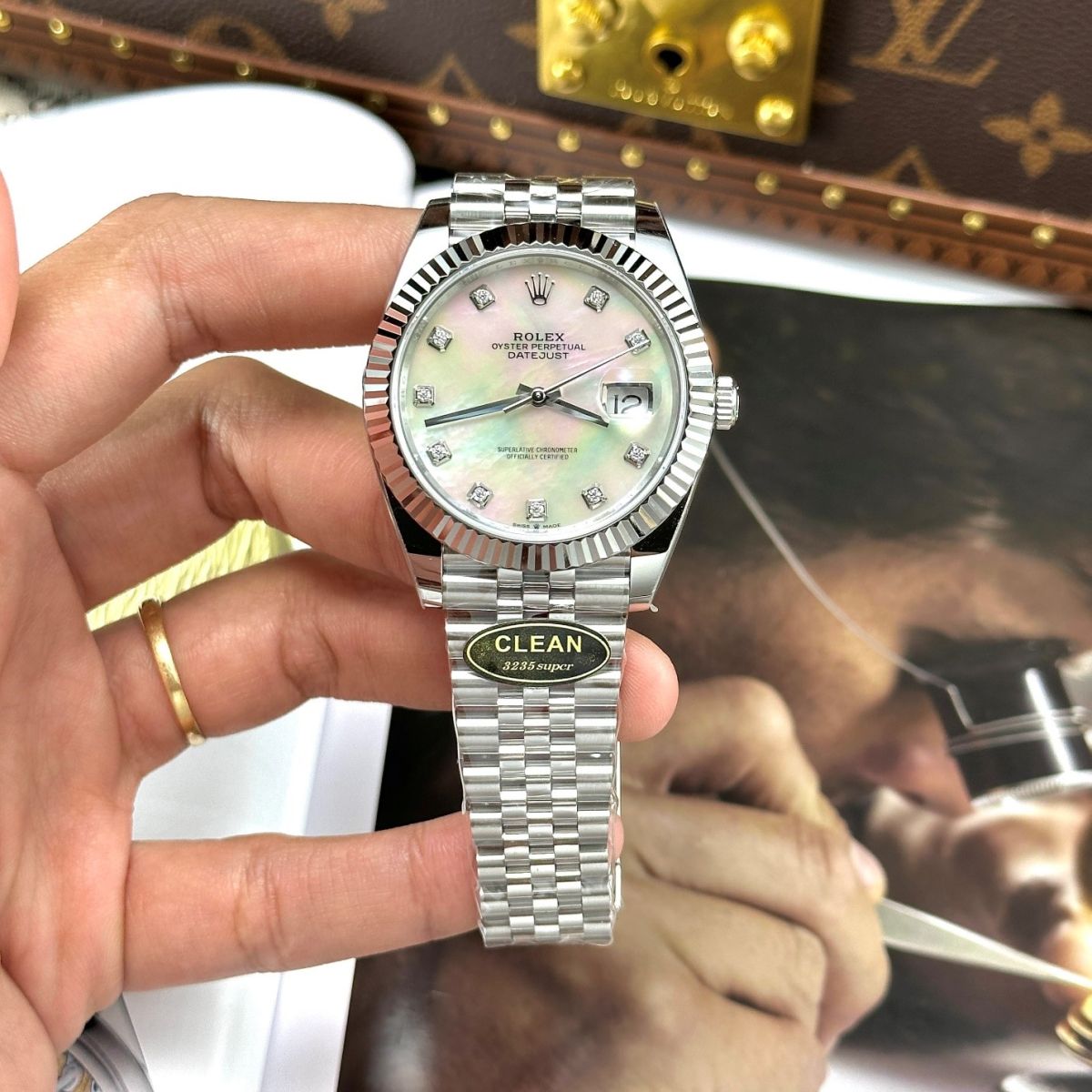 Vẻ đẹp riêng của Đồng Hồ Rolex Datejust 126334 Mặt Số Vỏ Trai Trắng Like Auth