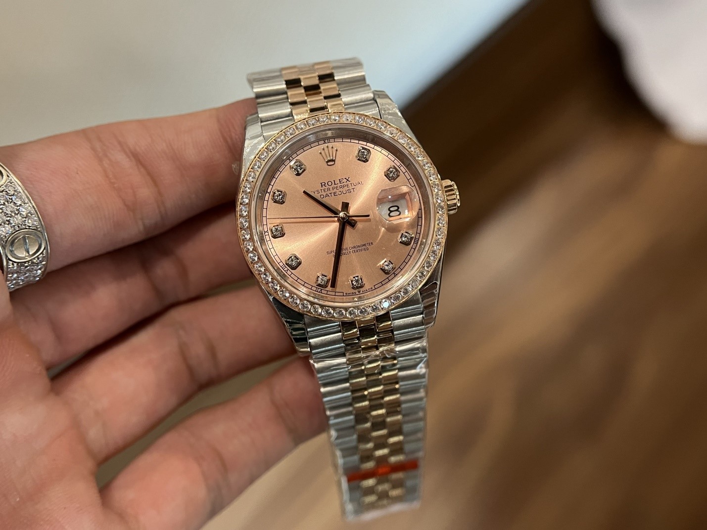 Tổng thể hoàn chỉnh của Đồng Hồ Rolex Datejust Mặt Cam Viền Kim Cương Moissanite Replica