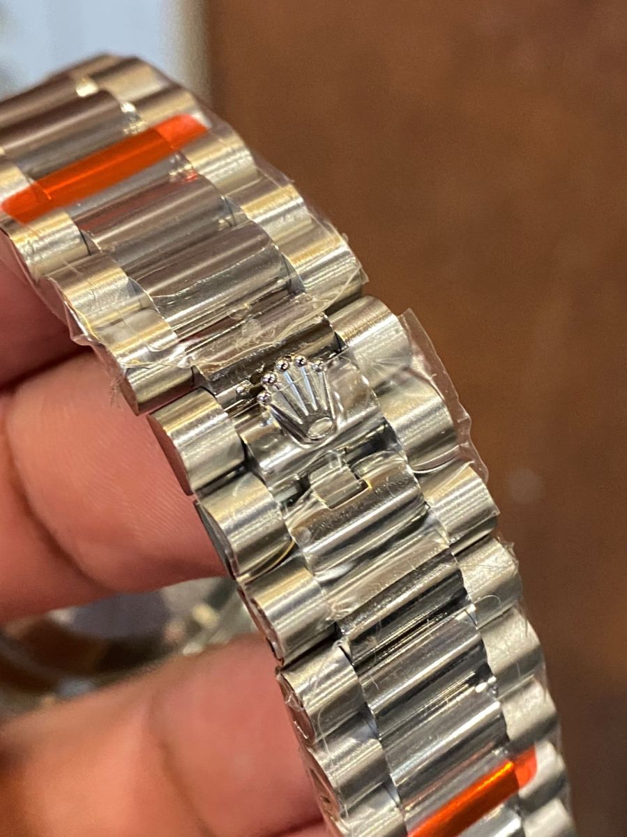 Dây đeo Đồng Hồ Rolex Day-Date Mặt Số Khảm Trai Viền Kim Cương Moissanite Siêu Cấp linh hoạt