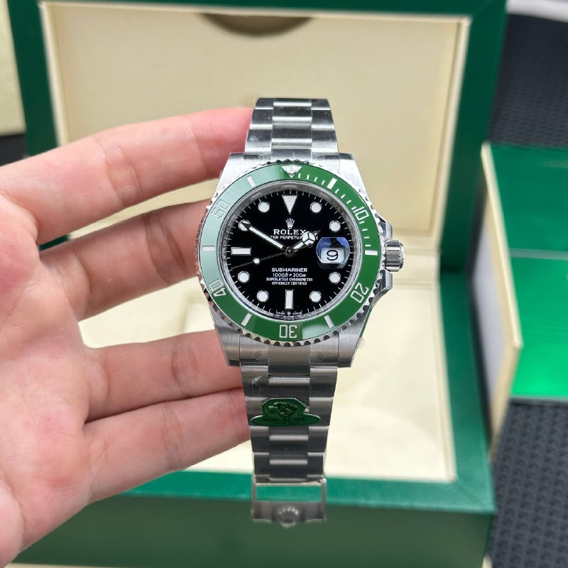 Đồng Hồ Rolex Submariner Date “Starbuck” 126610LV trang bị bộ máy Caliber 3235 phiên bản siêu tinh xảo, được thiết kế với cơ chế Free-Sprung và loại bỏ cần gạt truyền thống