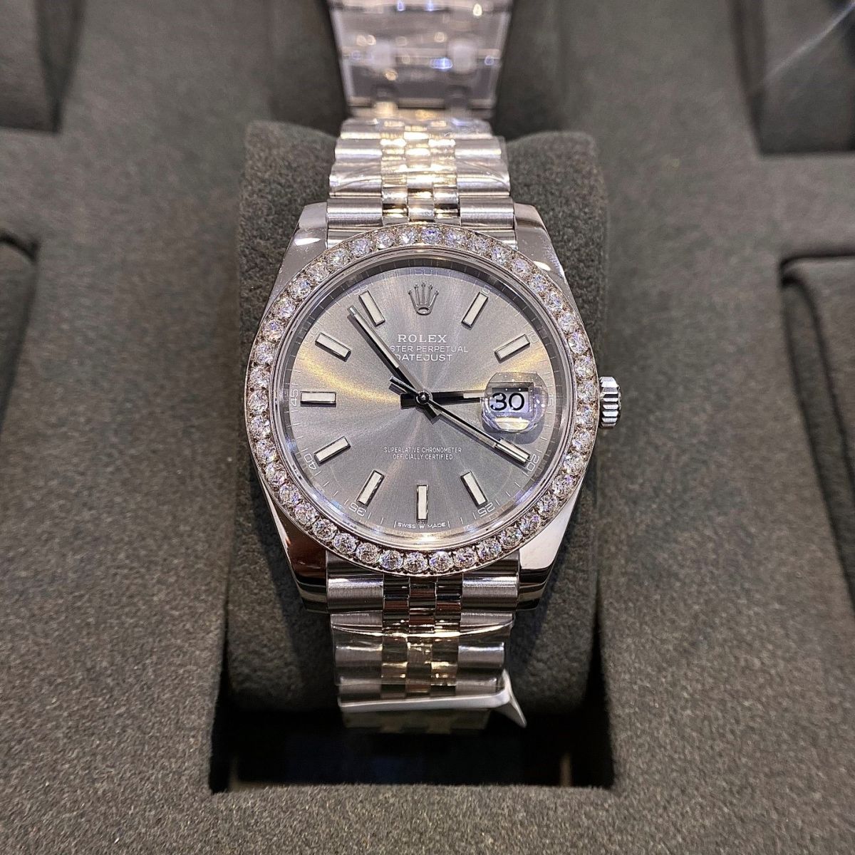 Đồng hồ Rolex Datejust 126300 Mặt Số Grey Viền Kim Cương Moissanite Replica mẫu mã đẹp