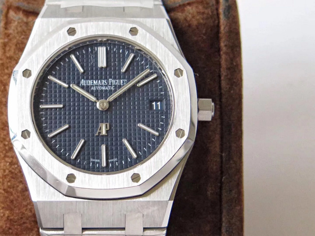 Thiết kế đơn giản nhưng cuốn hút của Audemars Piguet Royal Oak Jumbo 15202 replica 