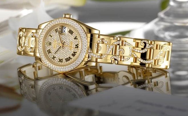 Top 4 đồng hồ Thụy Sỹ mạ vàng nữ được ưa chuộng nhất 2020